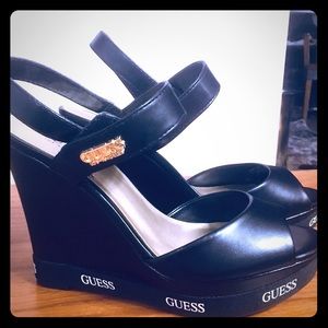 GUESS TODAY LOGO WEDGE SANDALS